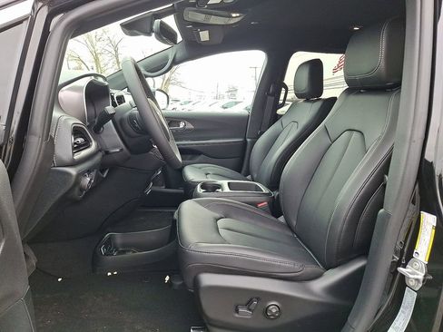 New 2026 Chrysler Pacifica Select image 11