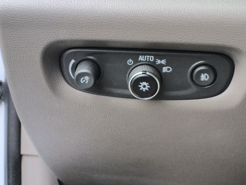 Used 2021 Chevrolet Traverse Premier FWD image 23