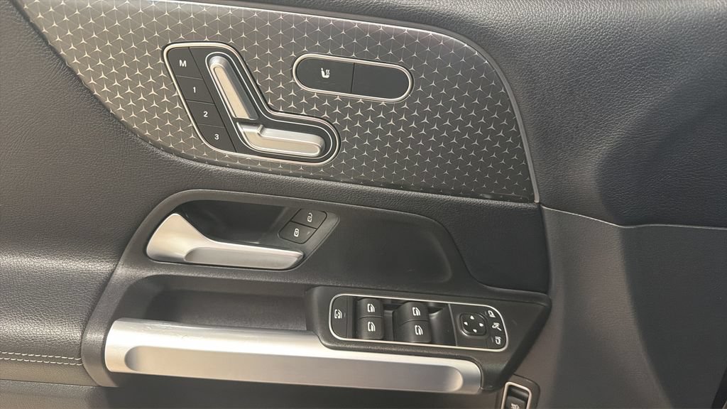 Used 2025 Mercedes-Benz GLB 250 4MATIC image 16