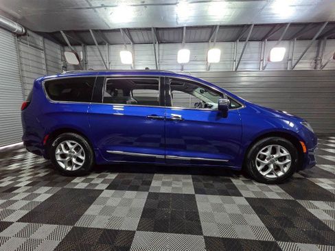 Used 2020 Chrysler Pacifica Limited image 9