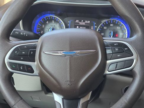 Used 2020 Chrysler Pacifica Touring FWD image 17