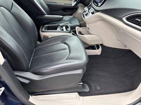 Used 2023 Chrysler Pacifica Touring-L image 22