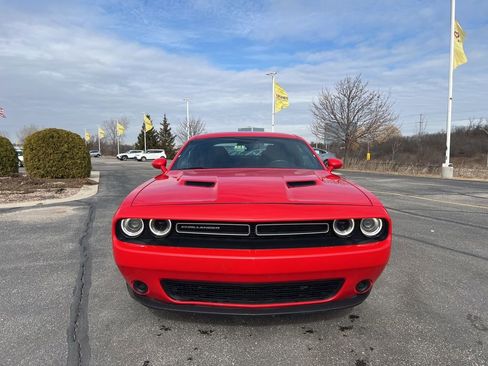 Used 2023 Dodge Challenger SXT image 2