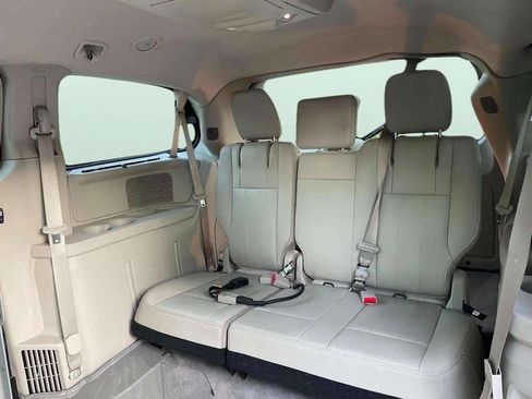 Used 2014 Chrysler Town & Country Touring image 12