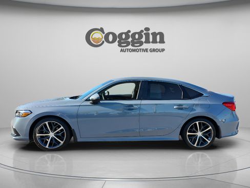 Used 2022 Honda Civic Touring image 2