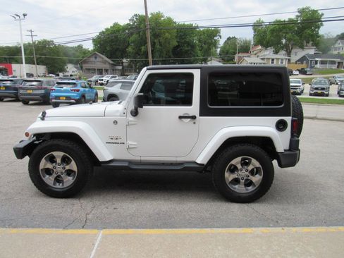 Used 2016 Jeep Wrangler Sahara w/ Connectivity Group AWD/4WD image 8