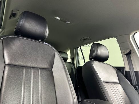 Used 2024 Volkswagen Tiguan SE image 19