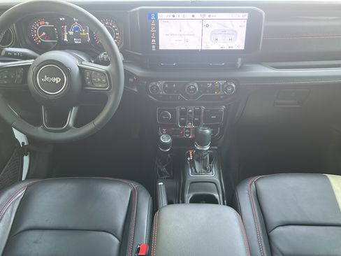 Used 2025 Jeep Wrangler Unlimited Rubicon w/ Convenience Group AWD/4WD image 14
