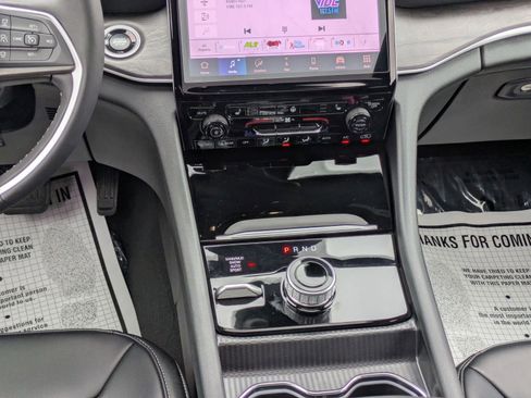 Used 2025 Jeep Grand Cherokee Limited w/ Black Appearance Package image 18