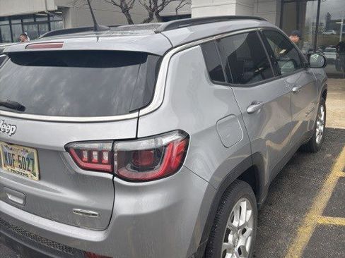 Used 2023 Jeep Compass Latitude image 2