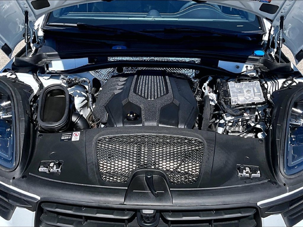 Certified 2026 Porsche Macan AWD/4WD image 23