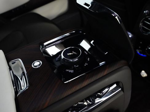 Used 2023 Rolls-Royce Cullinan w/ Cullinan Package image 40