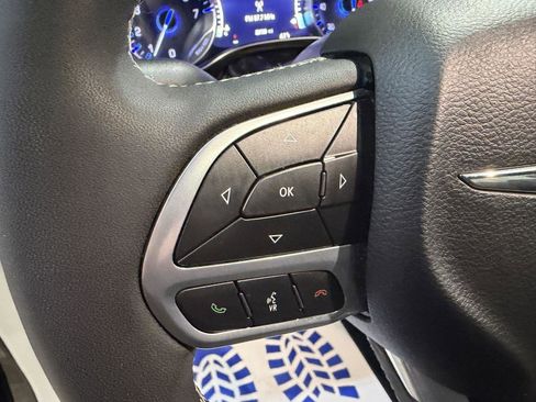 Used 2024 Chrysler Pacifica Limited FWD image 12