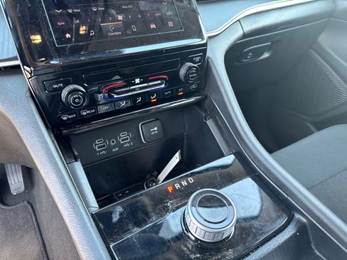 Used 2024 Jeep Grand Cherokee Laredo image 26