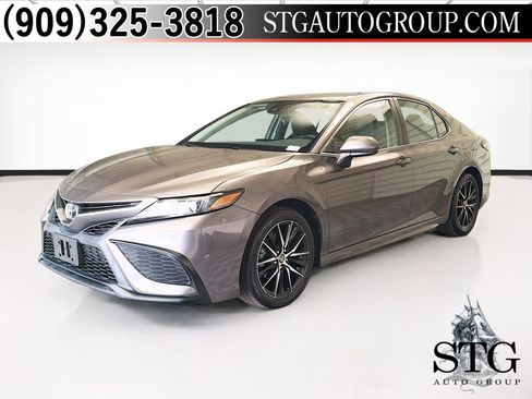 Used 2021 Toyota Camry SE image 1