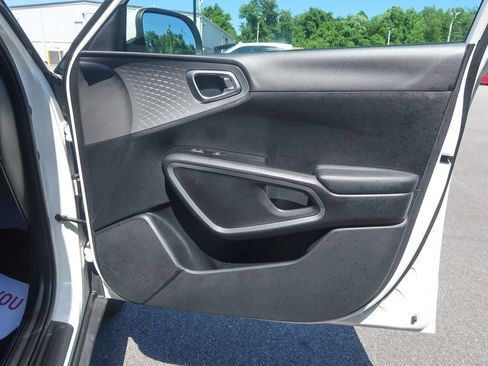 Used 2023 Kia Soul LX w/ LX Technology Package FWD image 18