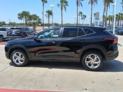 Used 2025 Chevrolet Trax LS w/ LS Convenience Package FWD image 3