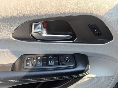 Used 2022 Chrysler Pacifica Touring-L FWD image 10