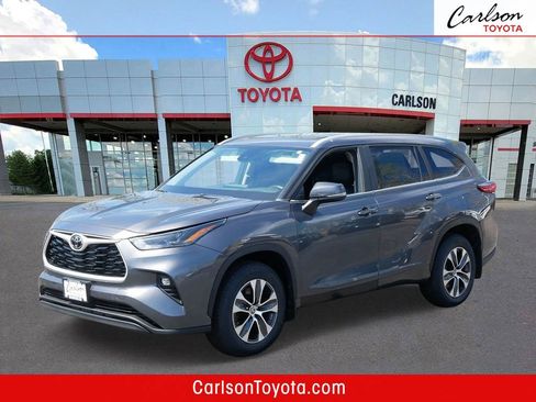 Used 2023 Toyota Highlander XLE AWD/4WD image 1