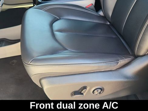 Used 2023 Chrysler Pacifica Touring-L image 9