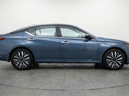 Used 2025 Nissan Altima 2.5 SV image 11