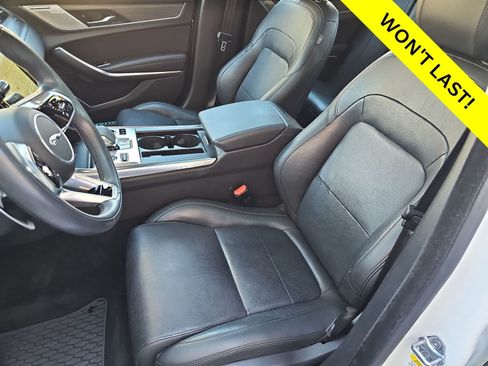 Used 2022 Jaguar XF SE RWD image 15