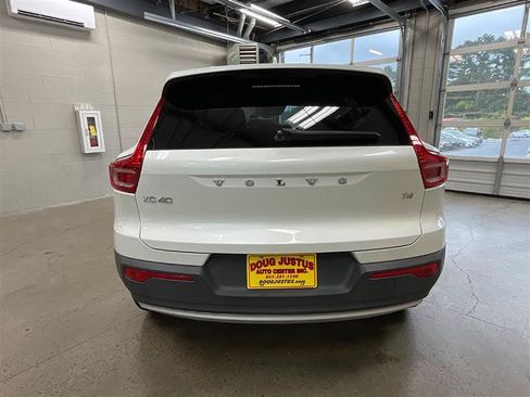 Used 2021 Volvo XC40 T4 Momentum FWD image 4