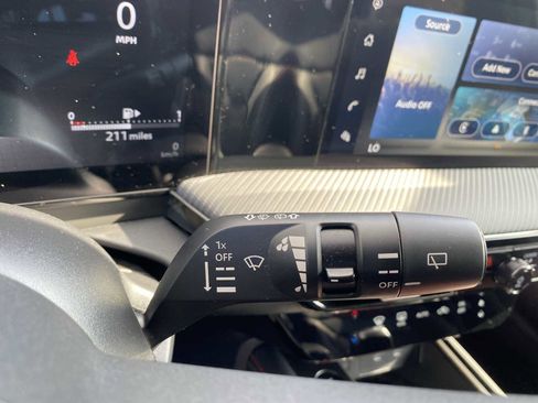 Used 2025 Nissan Kicks SR image 23