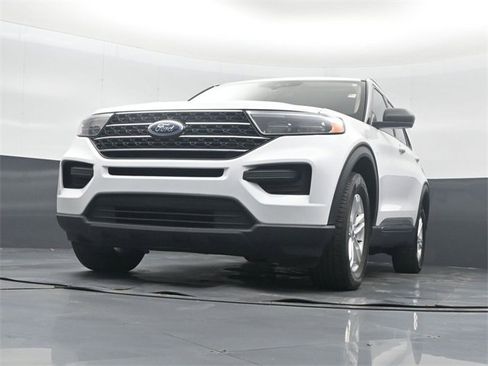 Used 2023 Ford Explorer XLT image 45