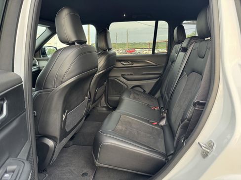 Used 2025 Jeep Grand Cherokee Altitude image 27