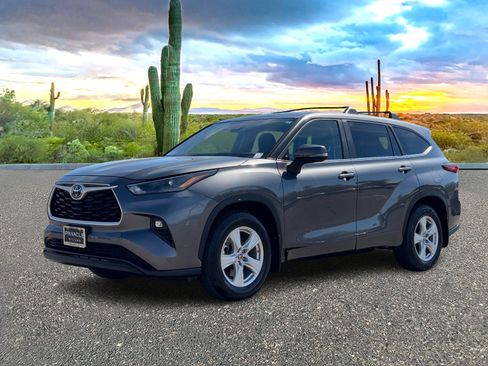 Used 2023 Toyota Highlander LE image 2