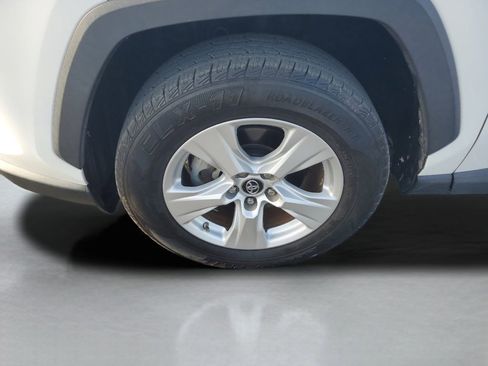 Used 2019 Toyota RAV4 XLE w/ Convenience Package FWD image 27