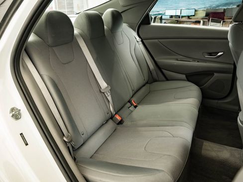 Used 2021 Hyundai Elantra SE FWD image 43