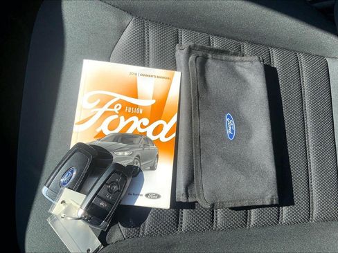 Used 2018 Ford Fusion SE w/ Fusion SE Technology Package FWD image 12