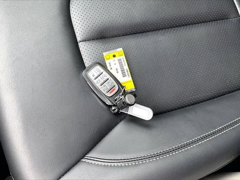 Certified 2024 Chrysler Pacifica Touring-L image 31