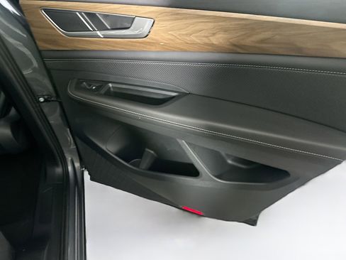 Used 2025 Volkswagen Atlas SE image 30