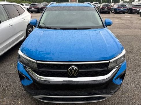 Used 2023 Volkswagen Taos SE w/ Panoramic Sunroof Package AWD/4WD image 8