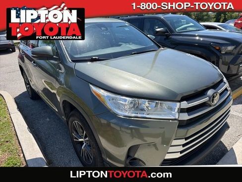Used 2017 Toyota Highlander LE image 1