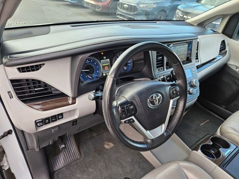 Used 2017 Toyota Sienna XLE w/ XLE Navigation Package FWD image 16