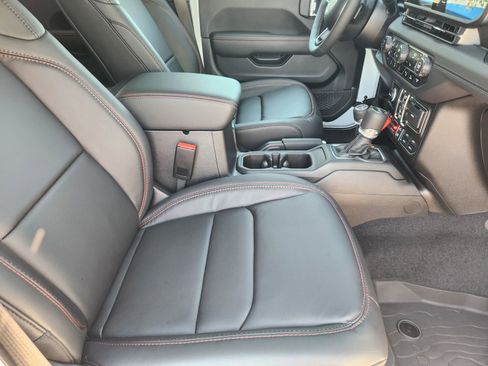 Used 2025 Jeep Wrangler Unlimited Rubicon AWD/4WD image 11