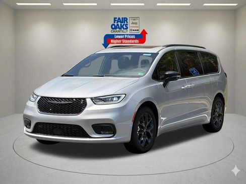 New 2026 Chrysler Pacifica Select w/ S Appearance Package FWD image 2