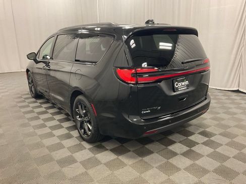 Used 2023 Chrysler Pacifica Touring-L w/ S Appearance Package FWD image 4