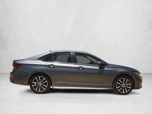 Used 2025 Volkswagen Jetta SE FWD image 4