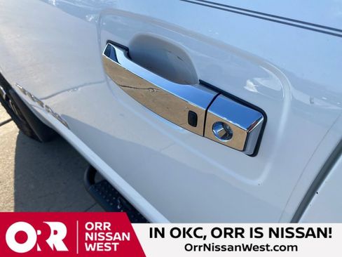 Used 2021 Nissan Titan SV w/ SV Convenience Package RWD image 13