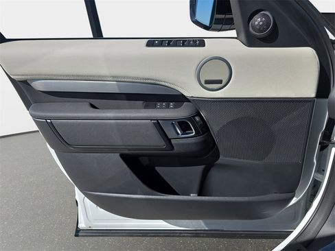 Used 2025 Land Rover Discovery Dynamic SE image 29