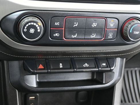 Used 2016 GMC Canyon SLE image 11