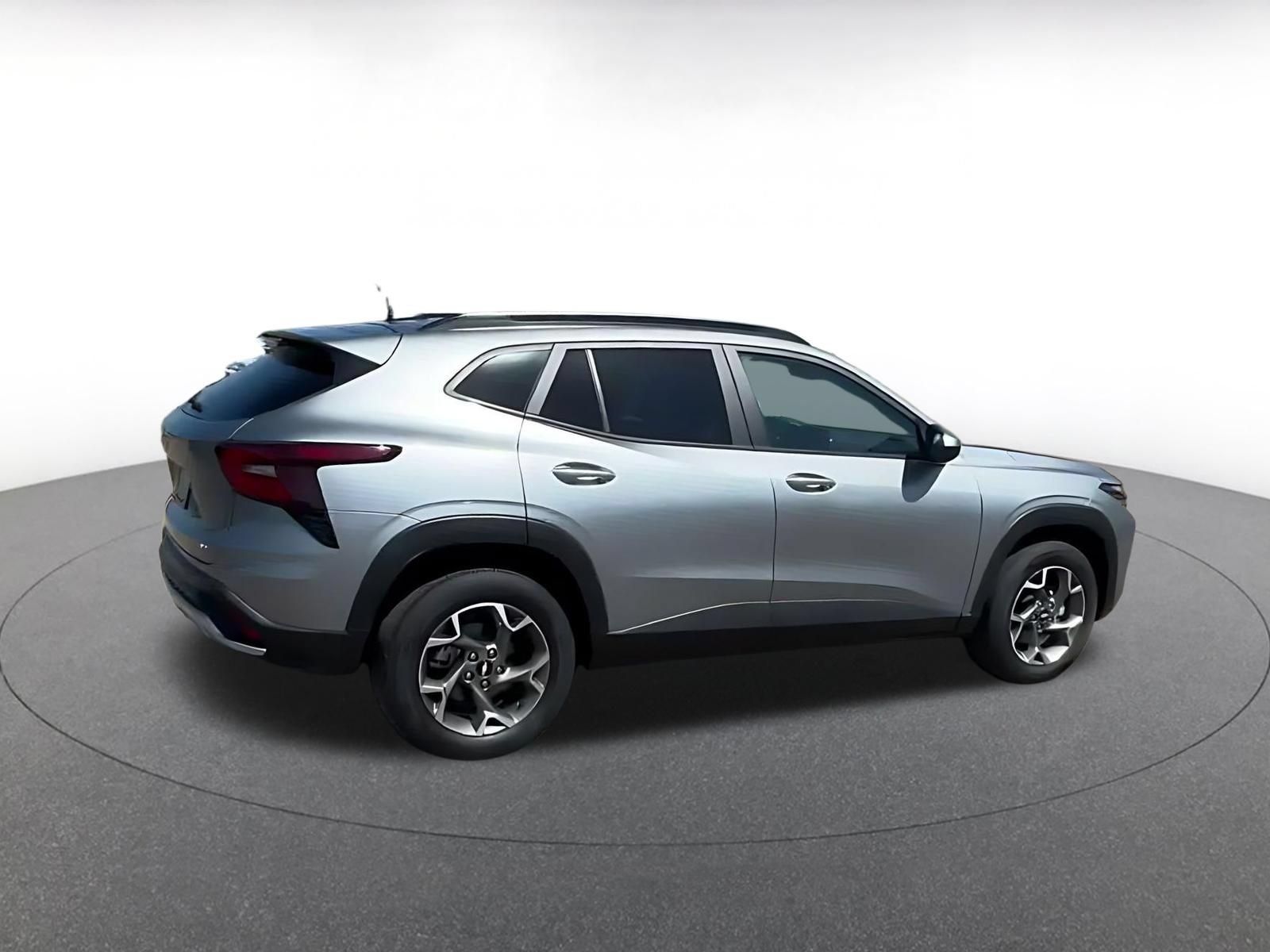 Used 2025 Chevrolet Trax LT FWD image 13