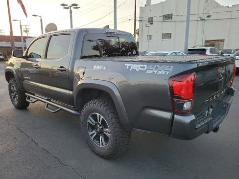 Used 2018 Toyota Tacoma TRD Sport AWD/4WD image 5