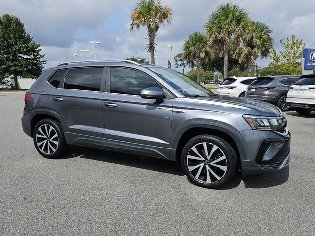 Used 2023 Volkswagen Taos SE w/ Panoramic Sunroof Package FWD image 2