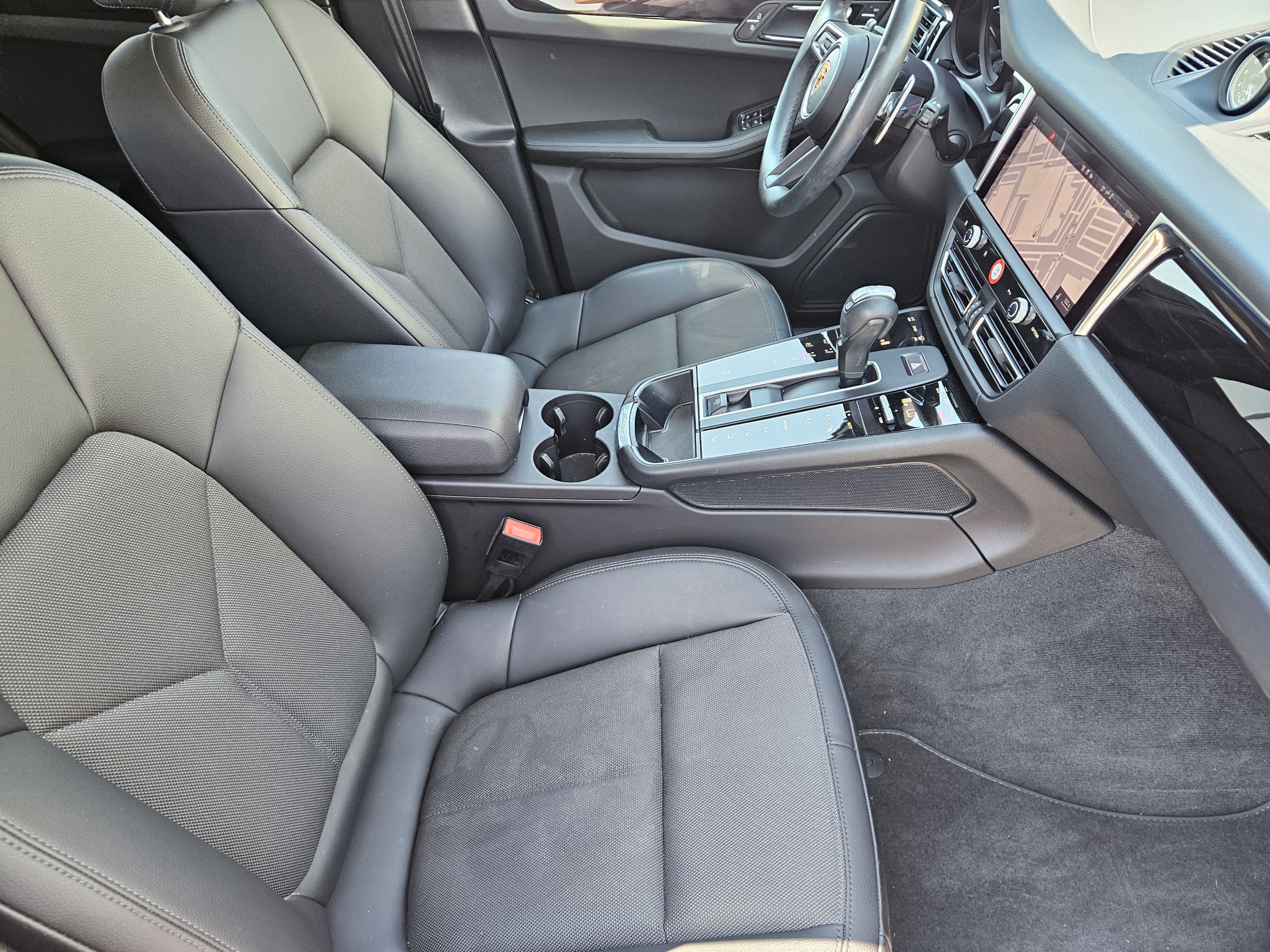 Certified 2023 Porsche Macan AWD/4WD image 15